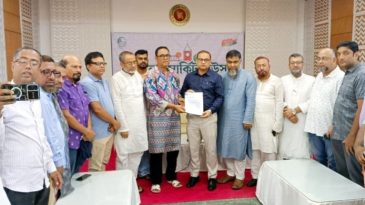 সিলেটে খেলার মাঠে মেলা বন্ধের দাবিতে ব্যবসায়ীদের স্মারকলিপি প্রদান