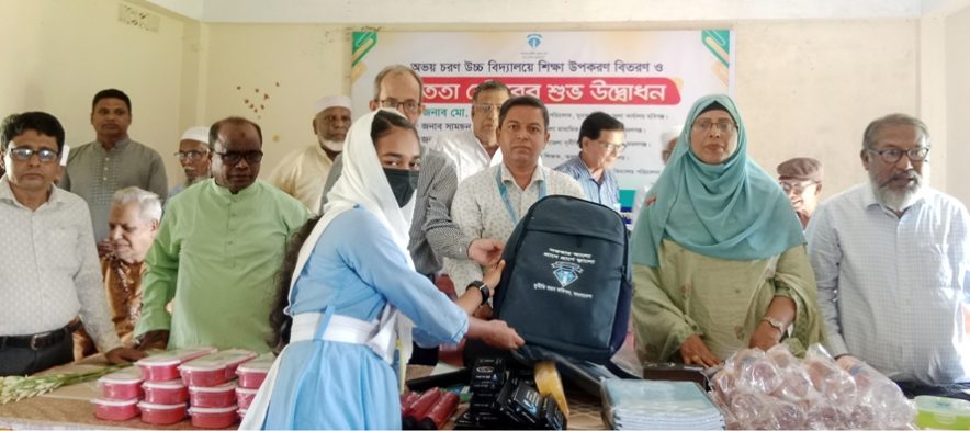 কমলগঞ্জে অভয় চরণ উচ্চ বিদ্যালয়ে শিক্ষা উপকরণ বিতরণ