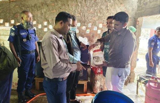 কমলগঞ্জে দুই খাদ্য প্রতিষ্ঠানে ভ্রাম্যমাণ আদালতের অভিযান, দেড় লাখ টাকা জরিমানা