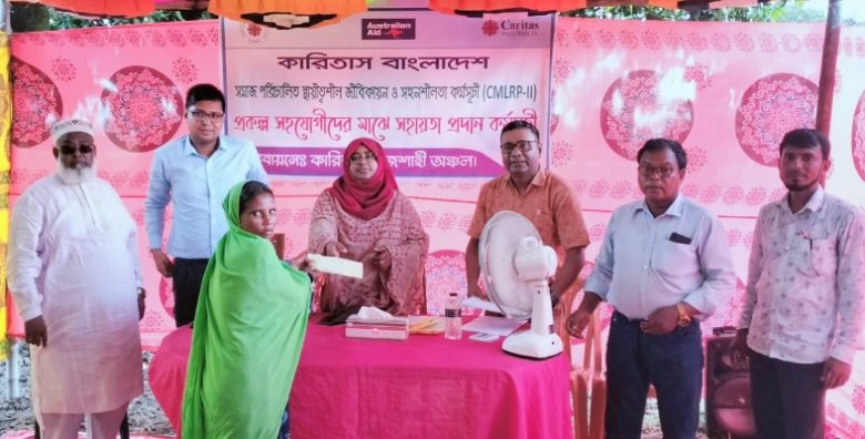 পত্নীতলায় উপকারভোগীদের মাঝে ৪ লাখ টাকা আর্থিক সহায়তা প্রদান