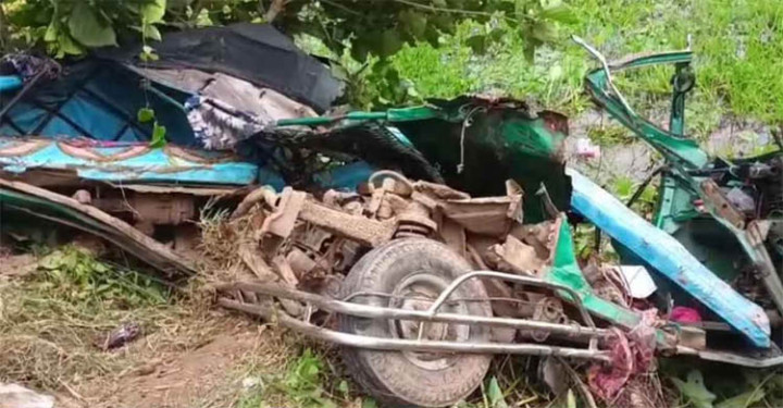 সিএনজি অটোরিকশা-কাভার্ডভ্যানের মুখোমুখি সংঘর্ষে নিহত ৩