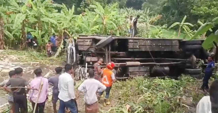 গোপালগঞ্জে যাত্রীবাহী বাস খাদে পড়ে নিহত ৩, আহত ৩০