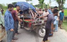 পঞ্চগড়ে তেলবাহী ট্রাকের ধাক্কায় ইজিবাইক চালক নিহত, আহত ৩