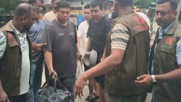 কক্সবাজারে দুই হাজার আইফোনসহ ৬ চীনা নাগরিক গ্রেপ্তার