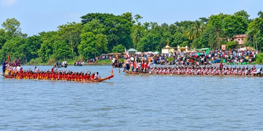 গোলাপগঞ্জের কুশিয়ারা নদীতে উৎসবমুখর নৌকা বাইচ