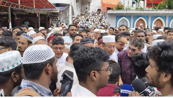 সিলেটে শাহজালাল মাজারে প্রতিমন্ত্রী হুমায়ুন কবিরের বক্তব্য নিতে গিয়ে হেনস্থার শিকার সাংবাদিকেরা