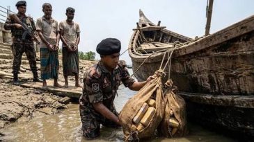 নৌকায় লুকায়িত অবস্থায় মিলল ১৪ লাখ ইয়াবা, আটক ২