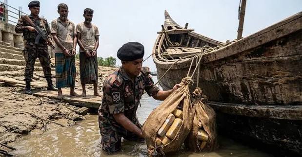 নৌকায় লুকায়িত অবস্থায় মিলল ১৪ লাখ ইয়াবা, আটক ২