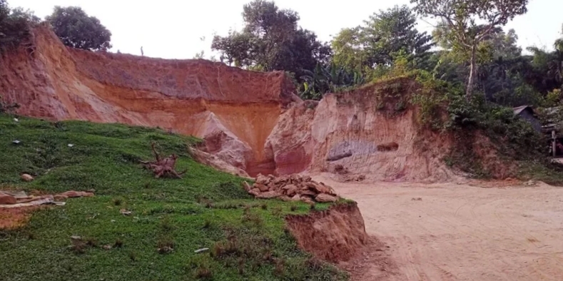 বড়লেখার শাহবাজপুরে চলছে টিলা কেটে মাটি বিক্রি