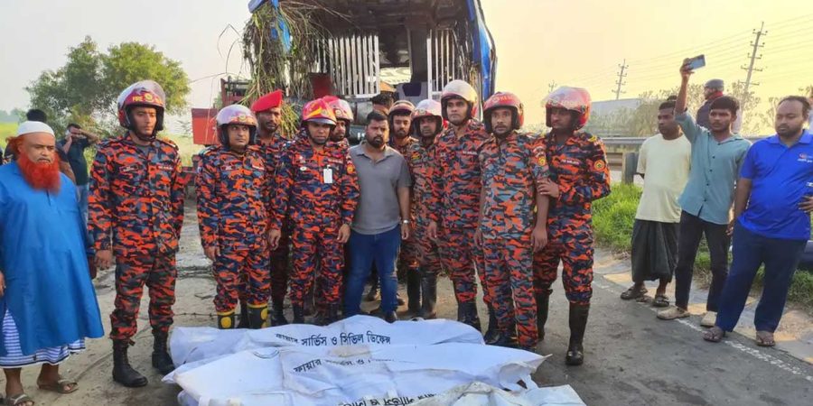 ঢাকা-মাওয়া এক্সপ্রেসওয়েতে বাস খাদে পড়ে নিহত ৩