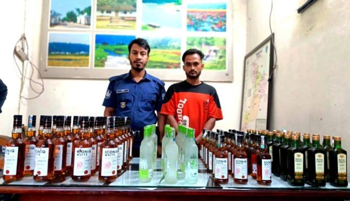 জৈন্তাপুরে অটোরিক্সা হতে ৯৬ বোতল মদ উদ্ধার, চালক গ্রেপ্তার