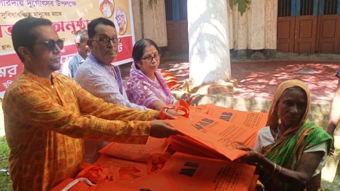 কমলগঞ্জের মুন্সীবাড়ির উদ্যোগে ৩০০ মানুষের মাঝে বস্ত্র বিতরণ