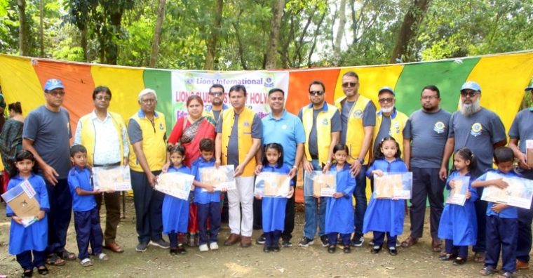 শিক্ষার্থীদের মাঝে লায়ন্স ক্লাবের শিক্ষা ও খাদ্যসামগ্রী বিতরণ