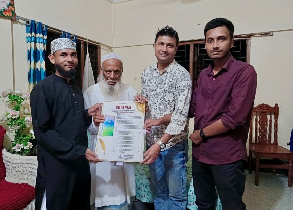ব্যতিক্রমধর্মী গ্রন্থ ‘মানুষ ও কুকুর’-এর লেখক মোঃ নজমুল হুসাইনকে সম্মাননা স্মারক প্রদান