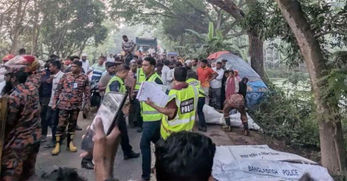 নাটোরে বাস-বালুবোঝাই ট্রাক সংঘর্ষে নিহত ১৪