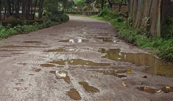 বালাগঞ্জে সড়কজুড়ে ছোট-বড় গর্ত, দুর্ভোগে যাত্রীরা