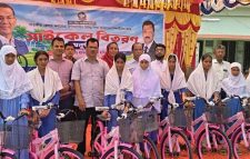 সাতক্ষীরায় ১৭ শিক্ষাপ্রতিষ্ঠানের ১৭০ জন মেধাবী শিক্ষার্থী পেল বাই-সাইকেল