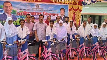 সাতক্ষীরায় ১৭ শিক্ষাপ্রতিষ্ঠানের ১৭০ জন মেধাবী শিক্ষার্থী পেল বাই-সাইকেল