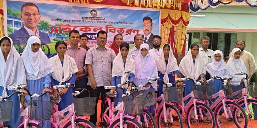 সাতক্ষীরায় ১৭ শিক্ষাপ্রতিষ্ঠানের ১৭০ জন মেধাবী শিক্ষার্থী পেল বাই-সাইকেল