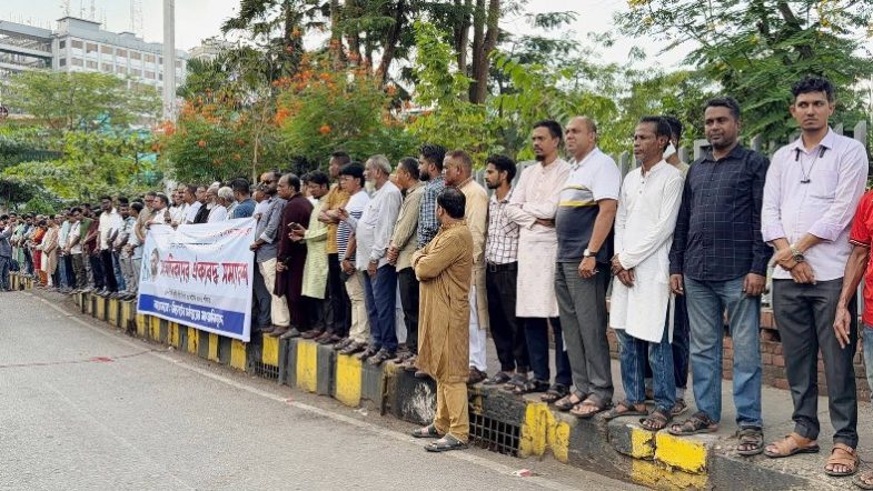 ওসমানী হাসপাতালে সাংবাদিক নির্যাতনের প্রতিবাদে সিলেটে সর্বস্তরের সাংবাদিকদের সমাবেশ