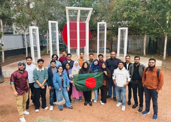 ইতিহাস-ঐতিহ্যের সন্ধানে টাওয়ার অব লন্ডনে বাংলাদেশি শিক্ষার্থীরা